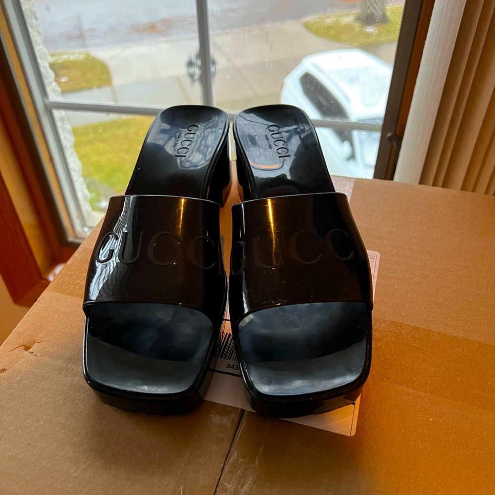 Black rubber
Women's
Embossed Gucci logo
Rubber sole
Mid-heel